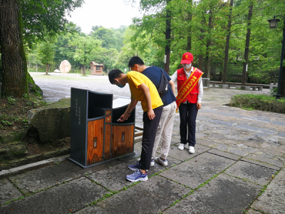 呼和浩特三亚岛旅游区特勤队副队长刘佳楠规劝游客文明出行